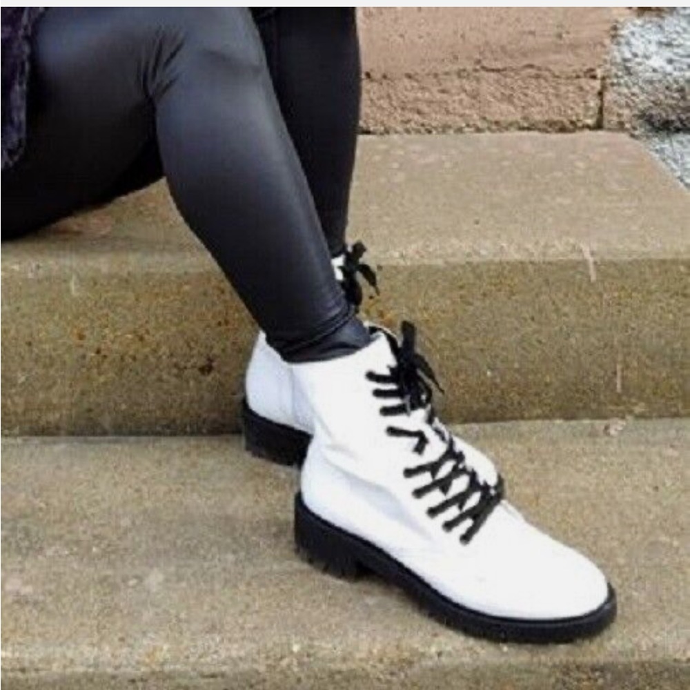 STEVE MADDEN White Leather Checker Combat Boots Black Lace-Up Zip